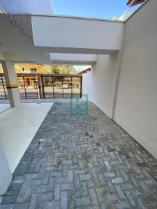 Apartamento, praia de Bombas a uma quadra do mar, com piscina aquecida