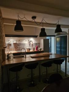 Grand mas provençal 3 chambres et 1 dortoir 7 pers, idéal familles groupes, fraîcheur dété