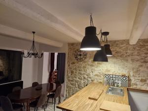 Grand mas provençal 3 chambres et 1 dortoir 7 pers, idéal familles groupes, fraîcheur dété