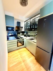 Andys apartment in downtown Metropolis with parking