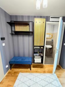 Andys apartment in downtown Metropolis with parking