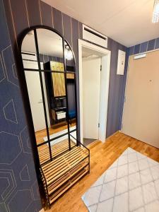 Andys apartment in downtown Metropolis with parking