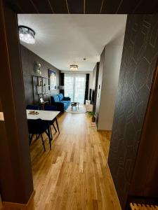 Andys apartment in downtown Metropolis with parking