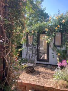 1 bed garden flat very close to tube