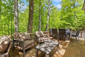 Premium Hilltop Couples Cabin w Hot Tub RRG Views