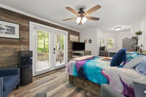 Premium Hilltop Couples Cabin w Hot Tub RRG Views