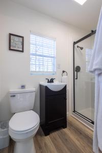 Premium Hilltop Couples Cabin w Hot Tub RRG Views