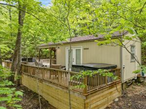 Premium Hilltop Couples Cabin w Hot Tub RRG Views