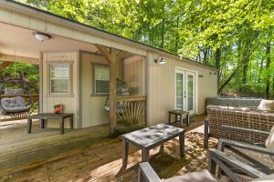 Premium Hilltop Couples Cabin w Hot Tub RRG Views