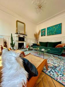 Elegant Retreat in Levallois with Sunny Balcony