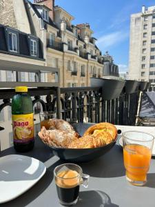 Elegant Retreat in Levallois with Sunny Balcony