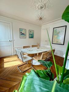 Appartements Elegant Retreat in Levallois with Sunny Balcony : photos des chambres