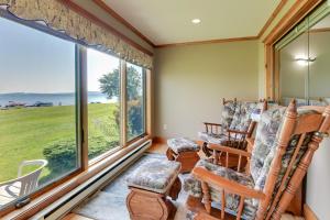 Pool Access Waterfront Lake Memphremagog Condo!