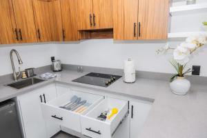 Vista Pedregal-Comfortable Apartment in the Heart of Cabo, 2 Min Walk to Marina