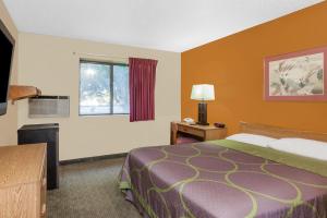 King Room - Non-Smoking room in Super 8 by Wyndham Charlotte/Amusement Park Area