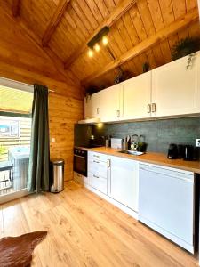 New cozy chalet with jacuzzi and home cinema near Amsterdam