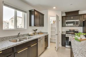 5 Mi to Vegas Strip Family Townhome Near Parks!