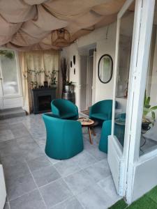 Appartements Charme et piscine dans le Gard salon et deux chambres : photos des chambres