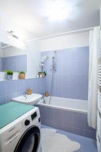 Modern 2-Bedroom - Fully Outfitted - Free Parking