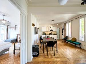 Urban Flat 99 - Spacious 6 BDR Apartment in Paris