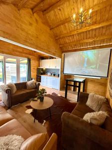 New cozy chalet with jacuzzi and home cinema near Amsterdam