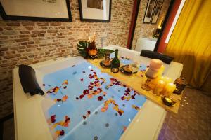 Appartements Jazzy jacuzzi privee parking free centre a 5minutes stationnement privee possible sur demande : photos des chambres