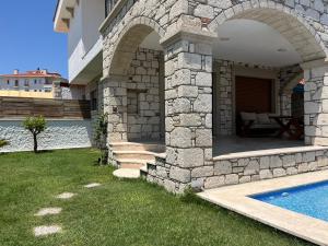 Çeşme Reisdere kiralik havuzlu villa
