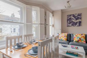 Gorgeous 2-Bed Located in Quiet Area with Nearby Stations