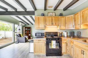 5 Mi to Joshua Tree Natl Park Home with Game Room