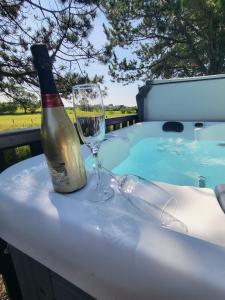 Keer Side Lodge, Luxury lodge with private hot tub at Pine Lake Resort