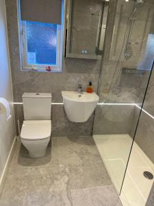 Keer Side Lodge, Luxury lodge with private hot tub at Pine Lake Resort