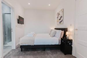 Luxury Seaside Home Parking, Sleeps 8 by ADLIV