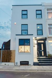 Luxury Seaside Home Parking, Sleeps 8 by ADLIV