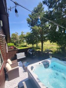 Keer Side Lodge, Luxury lodge with private hot tub at Pine Lake Resort