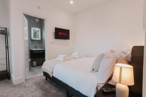 Luxury Seaside Home Parking, Sleeps 8 by ADLIV