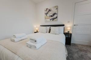 Luxury Seaside Home Parking, Sleeps 8 by ADLIV