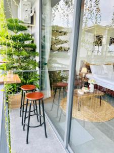 502MSNK Luxe Studio with River View & Balcony & Kitchen