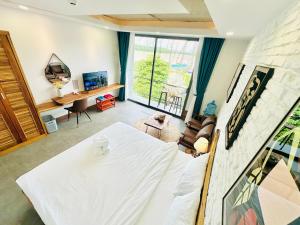 502MSNK Luxe Studio with River View & Balcony & Kitchen