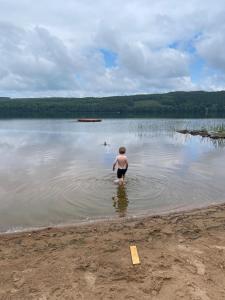 Gästhus nära västersjön