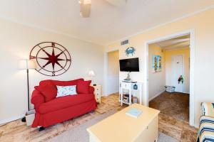 Third-floor courtyard condo with balcony, WiFi, pools, hot tub & putt-putt
