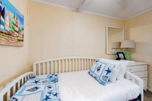 Third-floor courtyard condo with balcony, WiFi, pools, hot tub & putt-putt