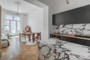 Adorján Apartments - The Grand Salon