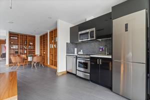 Elegant, Comfy & Sophisticated MetroLux Downtown Suite