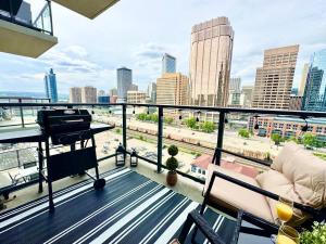 Elegant, Comfy & Sophisticated MetroLux Downtown Suite