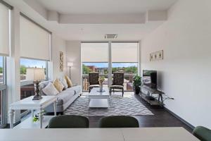 2BR City Loft Sweeping Glass Views