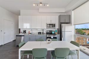 2BR City Loft Sweeping Glass Views