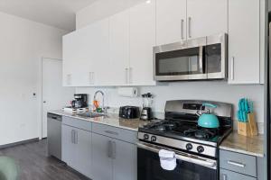 2BR City Loft Sweeping Glass Views