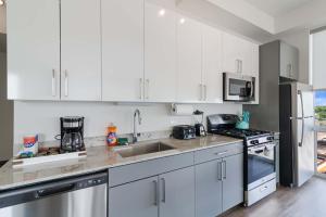 2BR City Loft Sweeping Glass Views