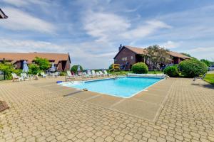 Community Boat Dock Lake Memphremagog Condo!