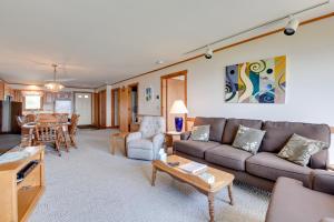 Mtn Views and Pool Access Lake Memphremagog Condo!